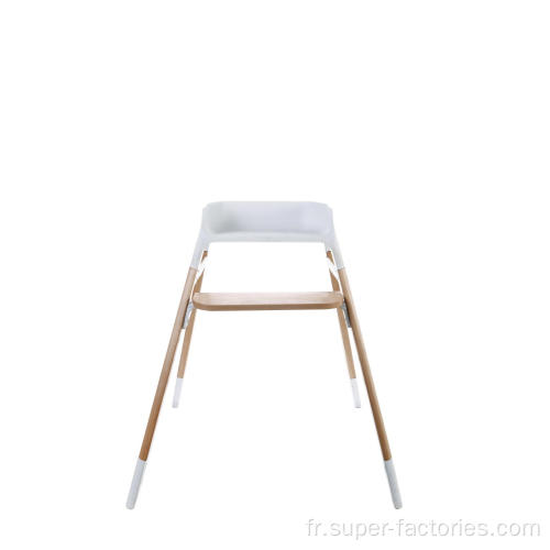 Chaise haute en plastique avec pieds en bois pour bébé